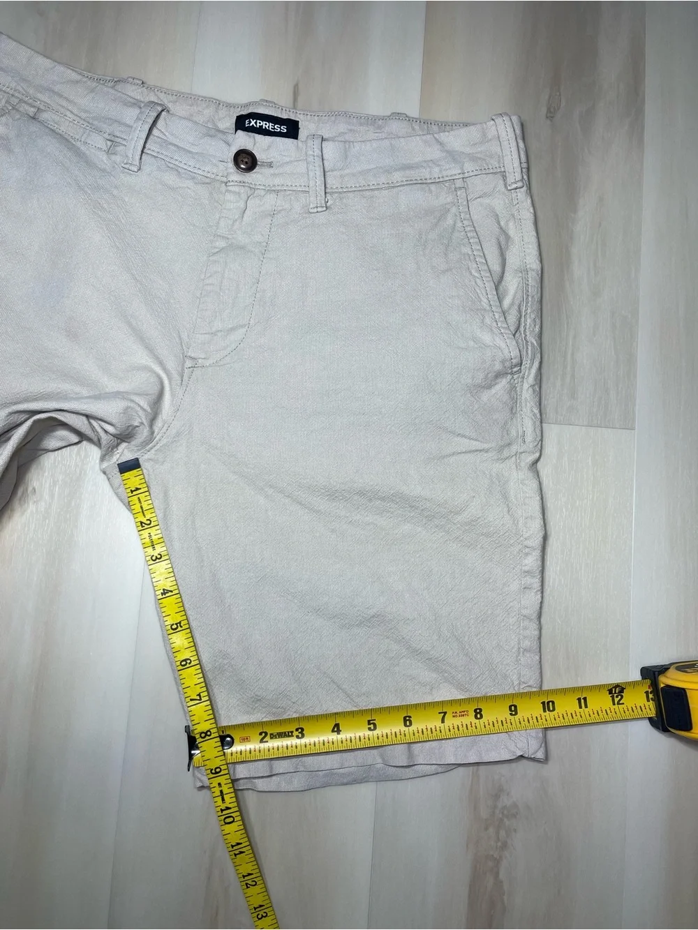 Express Classic Stretch White / Sand Shorts At the Knee 10” Inseam Men Sz 32